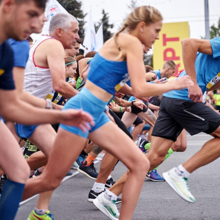 Массовые забеги для любителей: почему люди бегут марафоны и платят за это