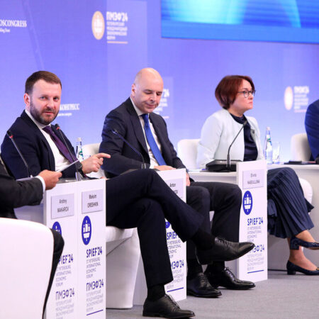 ПМЭФ как площадка для экономических сомнений: жесткий диалог Макарова и сдержанные ответы Силуанова