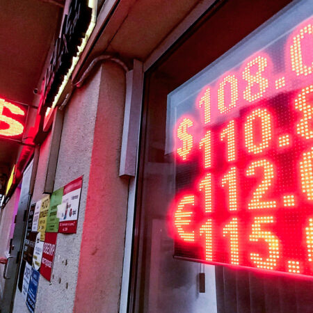 Аналитик Разуваев: «Доллар выше ста рублей — это нормальная история»