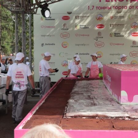 В Иркутске испекли торт-рекордсмен России весом более двух тонн