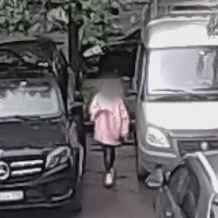 ФСБ задержала девушку в Петербурге в момент закладки бомбы под машину