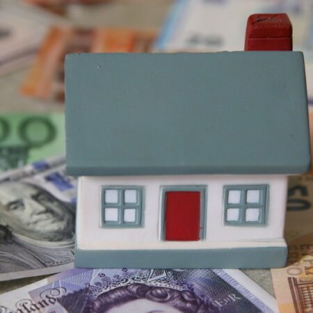 Банки больше не верят на слово: доля кредитов под залог резко выросла