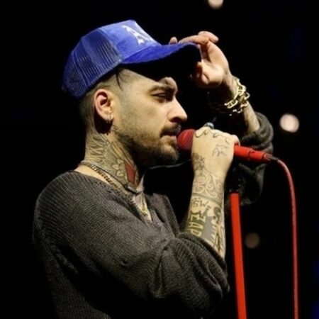 Экс-солист One Direction обвинил группу в расизме и расплакался