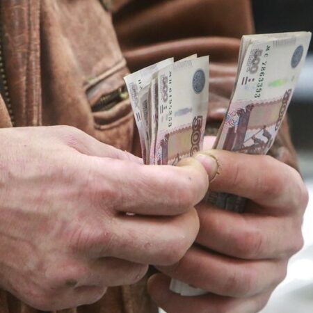 Пенсии женщин в России впервые превысили мужские: эксперты объясняют причины