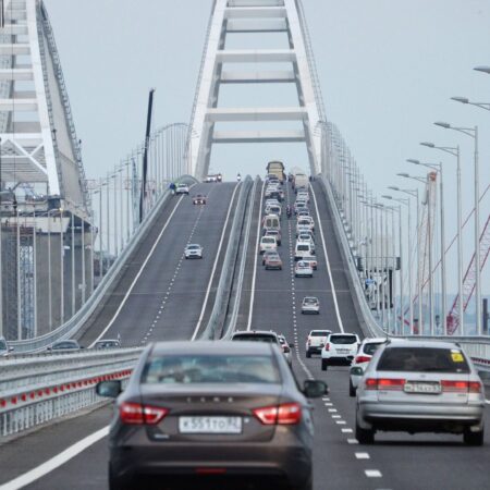 Длинные очереди у Крымского моста: тысячи автомобилей ожидают проезда