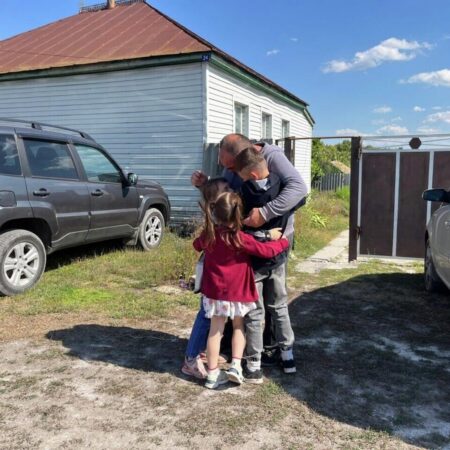 Волонтеры ЛНР помогли отцу вернуть шестерых детей из приюта