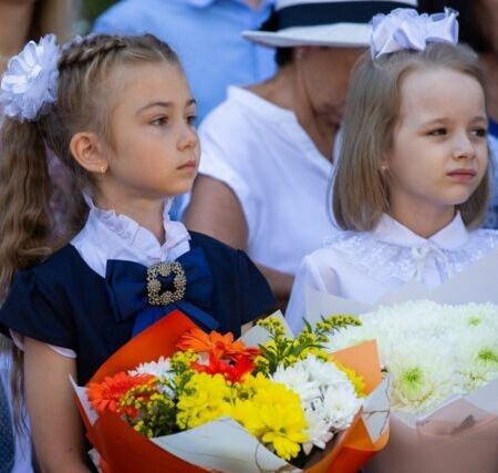 Букет к 1 сентября: сколько придется потратить родителям школьников в этом году