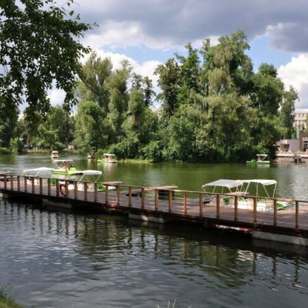 Горький и его гости: Классики литературы и ИИ на водной сцене Голицынского пруда