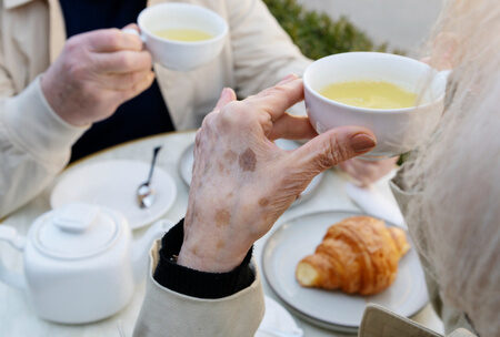 Поздний завтрак: Неожиданный фактор риска ранней смерти у пожилых