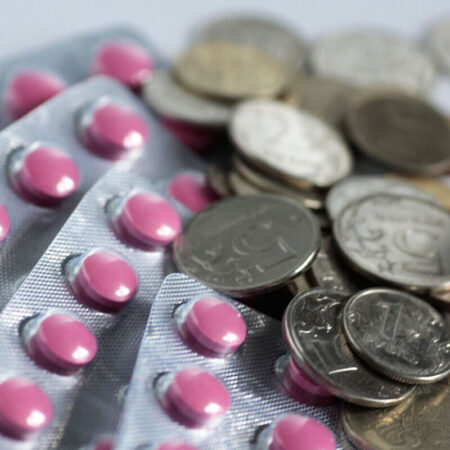 Покупка лекарств онлайн: россияне экономят, сокращая курсы витаминов