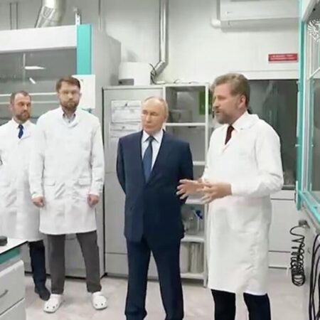 Президент России Владимир Путин посетил научно-технологический университет «Сириус»