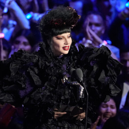 Леди Гага в образе жуткой куклы: новый клип и фурор на MTV