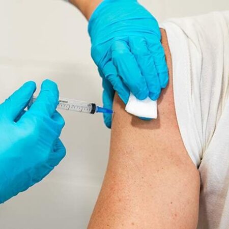 В США изучают возможную связь 25 детских смертей с вакцинацией от COVID