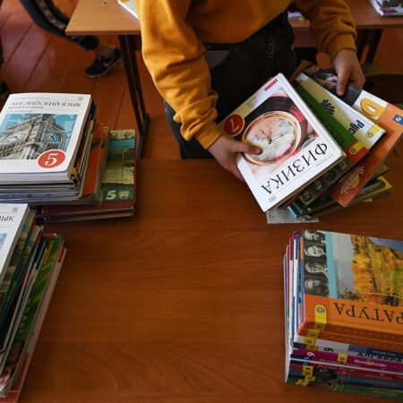 Бумажные учебники останутся основой образования в школах России