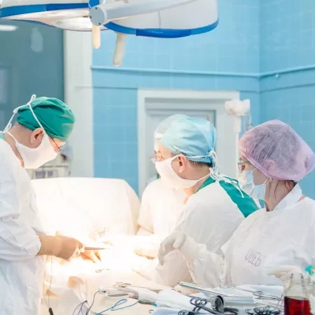 Хирурги в Кирове удалили 65-летнему пациенту гигантскую липому размером с голову