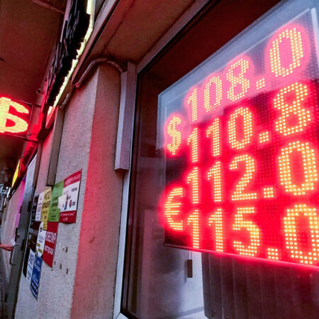 Рубль ожидает падение: названы причины ослабления до 92,6 за доллар к концу года