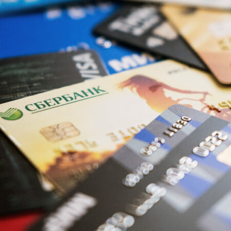 Множество банковских карт: истории россиян и предложения Минцифры по их ограничению