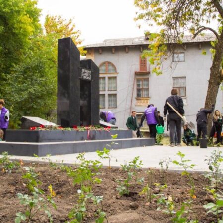 Розы памяти: чествование погибших студентов в ДНР