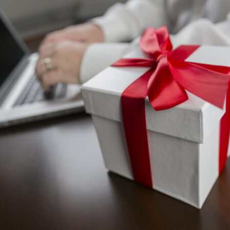 В Госдуме предупредили о новой схеме мошенничества с «подарками» ко дню рождения