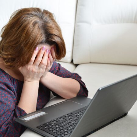 «Не бьют только по лицу»: судьбы россиянок в азиатских колл-центрах мошенников