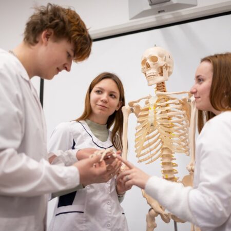 Госдума приняла законопроект об обязательном целевом обучении для студентов-бюджетников медицинских и фармацевтических вузов