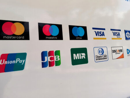 Прощайте, Visa и Mastercard: в России обсуждают способы изъятия из обращения карт зарубежных платежных систем