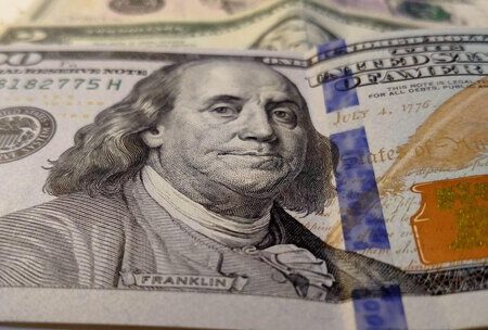 Укрепление рубля: курс доллара опустился ниже 80 рублей