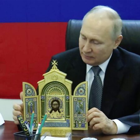 Песков: Встреча Путина с подарившими иконы бойцами состоится по графику