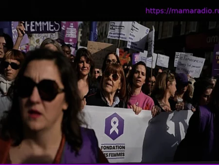 Тысячи выходят на марш в Париже за права женщин во главе с пережившей изнасилование Жизель Пелико