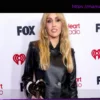 Майли Сайрус и Николь Шерзингер произвели фурор на iHeart Music Awards в кожаных образах