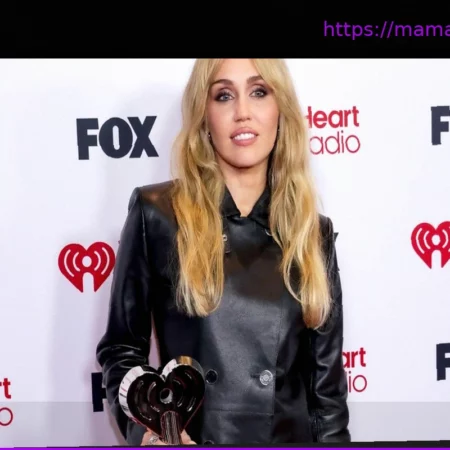 Майли Сайрус и Николь Шерзингер произвели фурор на iHeart Music Awards в кожаных образах