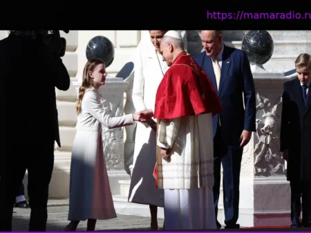Принцесса Габриэлла продемонстрировала мастерство реверанса во время исторического визита Папы Римского в Монако